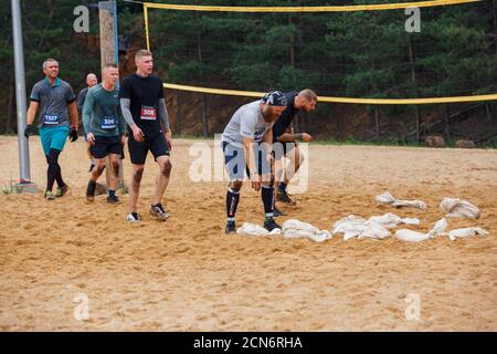 Città Ikskile, Lettonia. Le persone si allenano e si esercitano in natura. Foto di viaggio.29.08.2020 Foto Stock