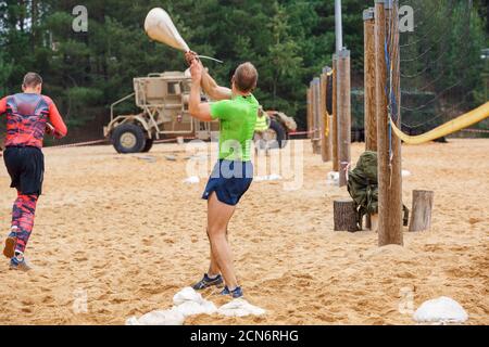 Città Ikskile, Lettonia. Le persone si allenano e si esercitano in natura. Foto di viaggio.29.08.2020 Foto Stock