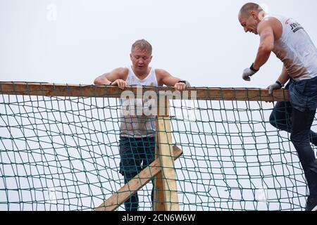 Città Ikskile, Lettonia. Le persone si allenano e si esercitano in natura. Foto di viaggio.29.08.2020 Foto Stock