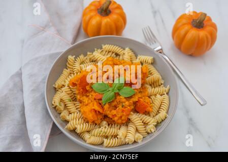 pasta autunnale fatta in casa con zucca hokkaido e lenticchie rosse Foto Stock