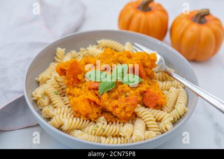 pasta autunnale fatta in casa con zucca hokkaido e lenticchie rosse Foto Stock
