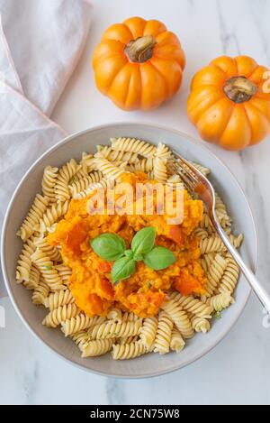 pasta autunnale fatta in casa con zucca hokkaido e lenticchie rosse Foto Stock