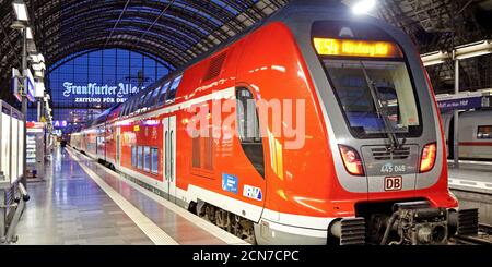 Stazione centrale di Francoforte con treno locale in serata, Francoforte sul meno, Assia, Germania, Europa Foto Stock