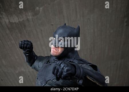 Umea, Norrland Svezia - 5 settembre 2020: Batman in una lotta con pugni clenched Foto Stock