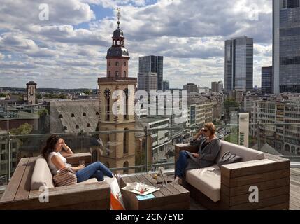 Terrazza sul tetto Galleria Kaufhof con vista sul quartiere finanziario, Francoforte, Germania, Europa Foto Stock