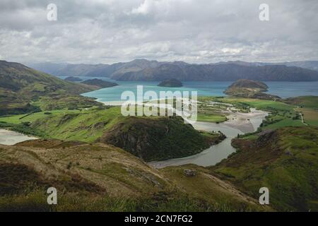 La vista del lago Wanaka dalla cima di Rocky Montagna in Nuova Zelanda Foto Stock