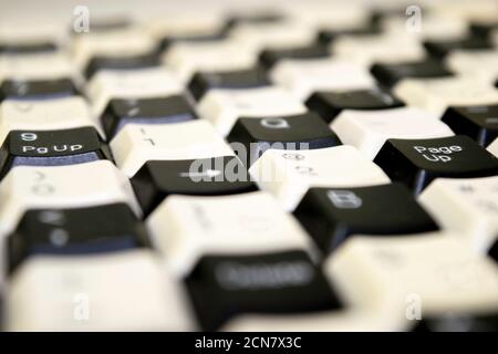 una serie di tasti delle vecchie tastiere del computer sul tavolo in modo sfalsato Foto Stock