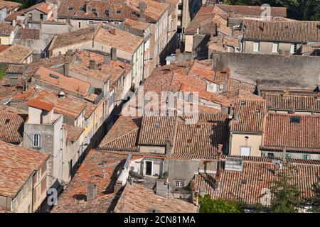 Carcassonne Aude France 091520 paesaggio urbano, tetti di casa piastrellati in terracotta. Foto Stock
