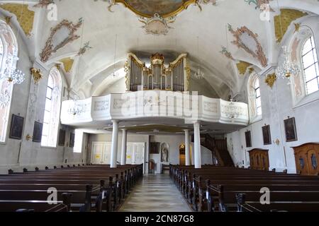 Galleria e prospetto organo nella chiesa parrocchiale barocca di S. Giovanni Evangelista, Sigmaringen Foto Stock