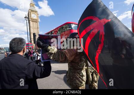 Un dimostratore anti austerità ha una bandiera di anarchia, protestando contro il nuovo governo conservatore e la loro politica di austerità, Parliament Square, Westminster, Londra, Regno Unito. 9 maggio 2015 Foto Stock