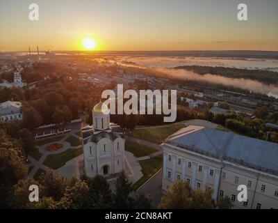 La Cattedrale di San Demetrio a Vladimir. Russia. Fotografato sul drone all'alba. Patrimonio mondiale dell'UNESCO. Foto Stock