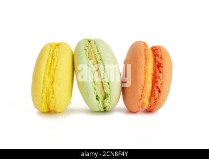 tre torte tonde di macaron multicolore isolate su un bianco sfondo Foto Stock