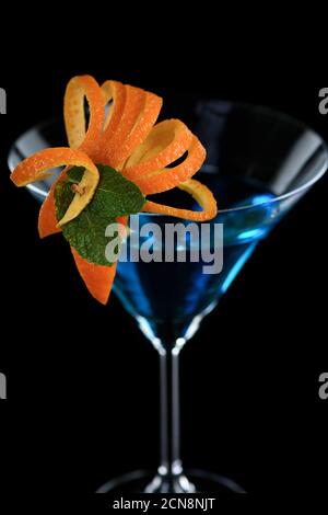 Decorazione per un cocktail di arancia e menta. Presentazione elegante e originale. Martini Blue Curaca Foto Stock