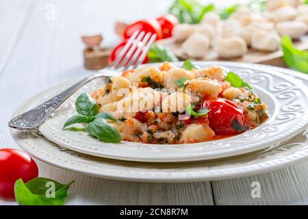 Gnocchi di patate tradizionali con salsa di pomodoro. Foto Stock