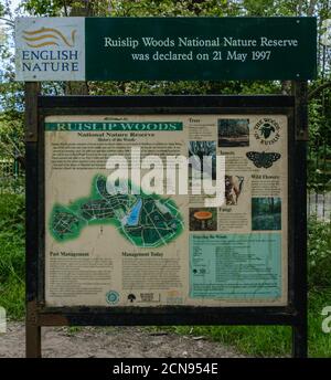 Cartello illustrato con mappa e informazioni all'ingresso di Ruislip Woods, Nature Preserve, Hillingdon, Northwest London. Foto Stock