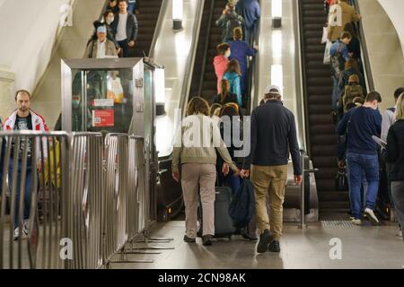 Mosca, Russia - 14 settembre 2020: Scala mobile della metropolitana di Mosca in autunno. Persone in fila. Concetto di viaggio. Pandemia di Cotonavirus. Così Foto Stock
