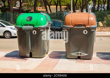 Cestino per strada. Concetto di risparmio dell'ambiente. Smistamento dei rifiuti Foto Stock