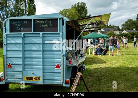 Farmers market, Acquisto, Cardigan Sweater, scelta, consumismo, crociferi, cliente, cena, femmine, cibo, freschezza, Gi Foto Stock