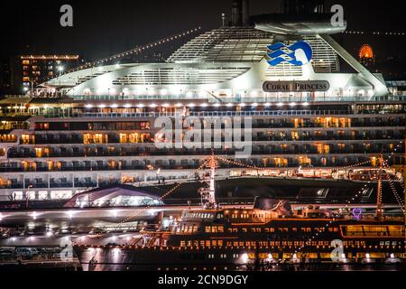 Rivestimento di lusso visibile dal parco collinare con Vista sul porto (Coral Princess) Foto Stock