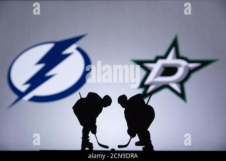 EDMONTON, CANADA, SETTEMBRE. 16. 2020: NHL Stanley Cup 2020 finale. Tampa Bay Lightning vs Dallas Stars. Silhouette di giocatori di hockey su faccia Off. Grande Foto Stock