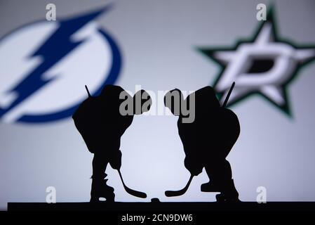 EDMONTON, CANADA, SETTEMBRE. 16. 2020: NHL Stanley Cup 2020 finale. Tampa Bay Lightning vs Dallas Stars. Silhouette di giocatori di hockey su faccia Off. Grande Foto Stock