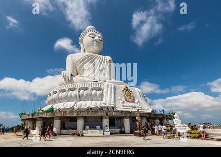 Phuket, Thailandia - 29 novembre 2019: Turisti di fronte alla statua in marmo del Grande Buddha a Phuket. Phuket è una grande isola e un viaggio popolare Foto Stock