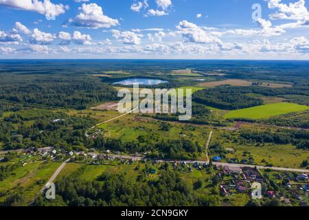 Una vista da un'altezza al villaggio di Bunkovo, distretto di Ivanovo, regione di Ivanovo, Russia. Foto scattata da un drone. Foto Stock