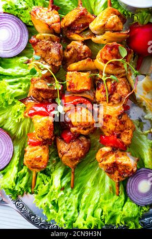 Szaszlyk alla griglia e riares di carne con insalata verde Foto Stock