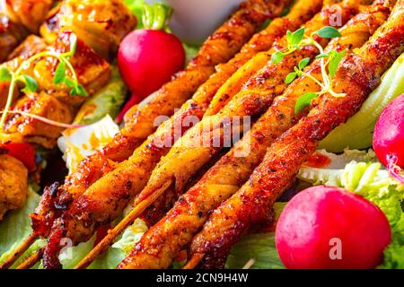 Szaszlyk alla griglia e riares di carne con insalata verde Foto Stock