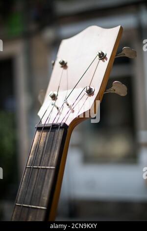 Primo piano di una testa di chitarra acustica. Foto Stock
