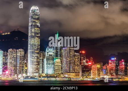 Vista notturna di Hong Kong dal Victoria Harbour Foto Stock