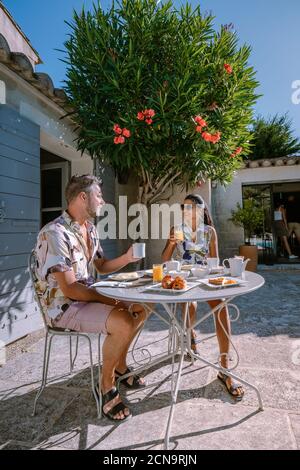 prima colazione presso la piscina di un hotel di lusso nel Provenza Francia Foto Stock