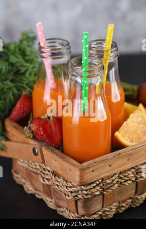 Disintossicare la bevanda. Succo di arancia di fragola di carota appena fatto. Per coloro che controllano la loro salute Foto Stock