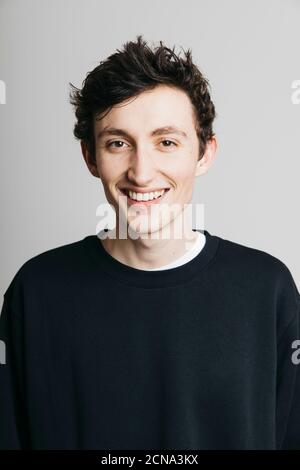 Ritratto sorridente giovane bruna Foto Stock