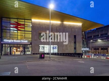 Nuova facciata della stazione ferroviaria di Glasgow Queen Street vista da Dundas Street alla luce della sera nel centro di Glasgow, Scozia REGNO UNITO Foto Stock