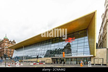 Queen Street si affaccia sulla nuova facciata della ferrovia di Glasgow Queen Street Stazione vista da Queen Street nel centro di Glasgow Scozia REGNO UNITO Foto Stock