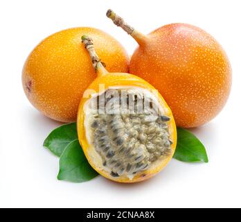 Granadilla con foglie e frutto della passione a metà isolato su sfondo bianco. Foto Stock