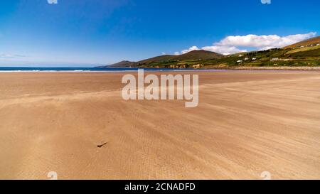 Empty, beautiful and long Sandy Inch Beach, penisola di Dingle, Irlanda Foto Stock