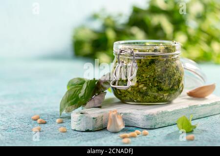 Salsa al pesto di basilico fresco in vasetto di vetro. Foto Stock