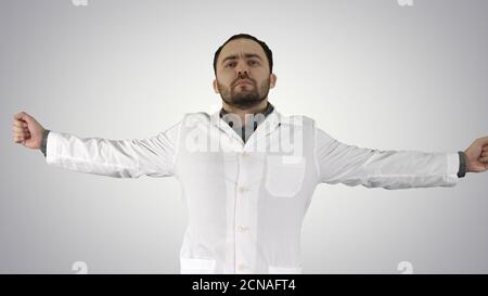 Medico che sbadita con la bocca di copertura delle mani, stanco, stressato su grad Foto Stock