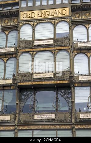 La facciata dell'edificio in stile Art Nouveau. Foto Stock