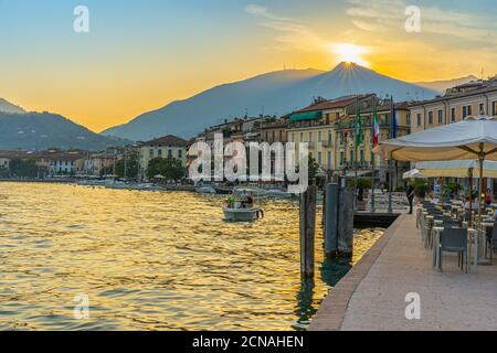 Tramonto a Saló sul Lago di Garda Foto Stock