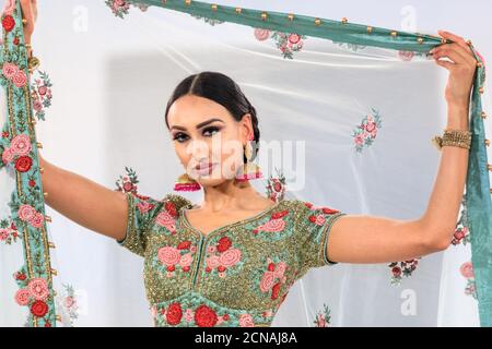 Sposa modello in Asian Wedding Dress sposa indossare e accessori, National Asian Wedding Show sfilata di moda, Londra Foto Stock