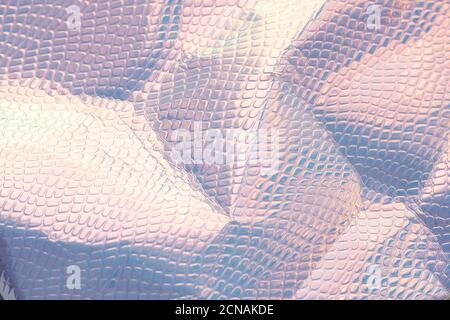 Sfondo olografico sfumato arcobaleno chiaro sbriciolato con una texture della pelle rettile in tonalità blu. Foto Stock