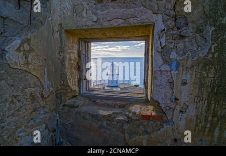 La vista dalla finestra di un vecchio faro in rovina. Foto Stock