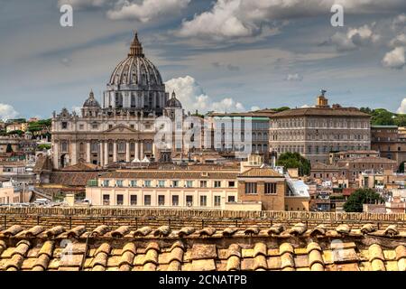 Skyline della città e Basilica di San Pietro, Roma, Lazio, Italia Foto Stock