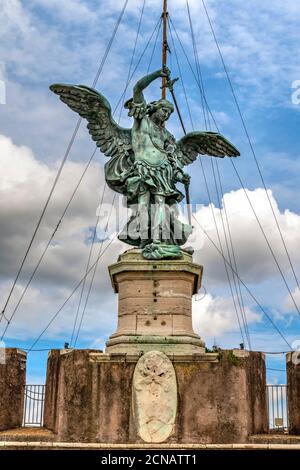 Statua in bronzo di Michele Arcangelo, in cima a Castel Sant'Angelo, Roma, Lazio, Italia Foto Stock