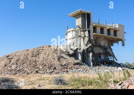 L'edificio distrutto costruito illegalmente del complesso alberghiero Foto Stock