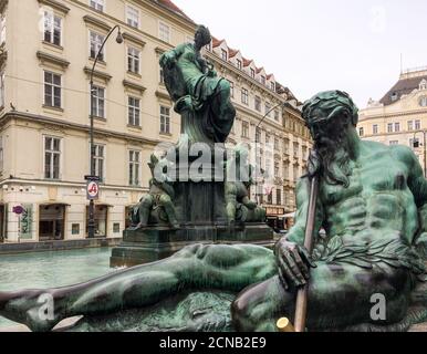 Austria, Vienna, 04/2017/15 fontana con statue di bronzo su una strada, scultura in stile antico Foto Stock