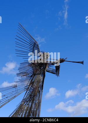 Chernobyl, Ucraina, 14 marzo 2020. Scultura in metallo di un angelo trombettista contro il cielo blu a Chernobyl. Monumento alla disaste nucleare di Chernobyl Foto Stock